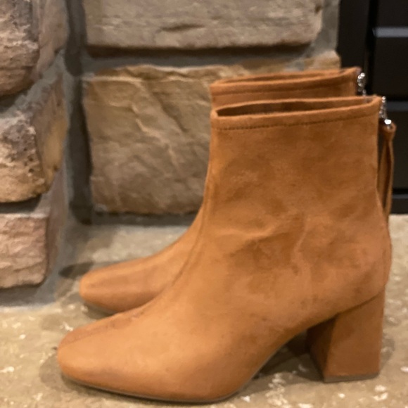 Great Tan Suede Ankle Boots Size 6.5 like new small block heel - Picture 3 of 7